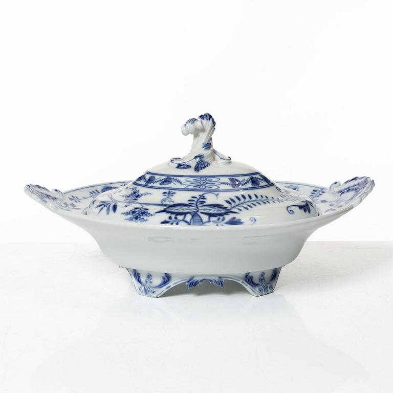 A 54-piece porcelain dinner service, 'Onion pattern/Zwiebelmuster', predominantly Meissenstadt, Tyskland.