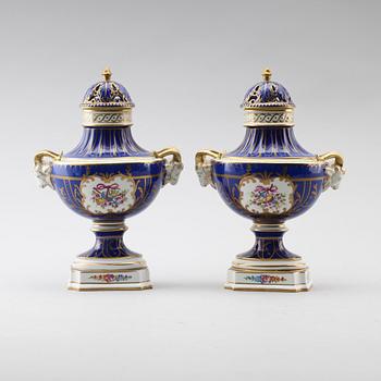 LOCKURNOR, 1 par, porslin, Dresden, 1900-talets mitt.