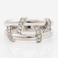 Engelbert a ring 18K white gold with round brilliant-cut diamonds.