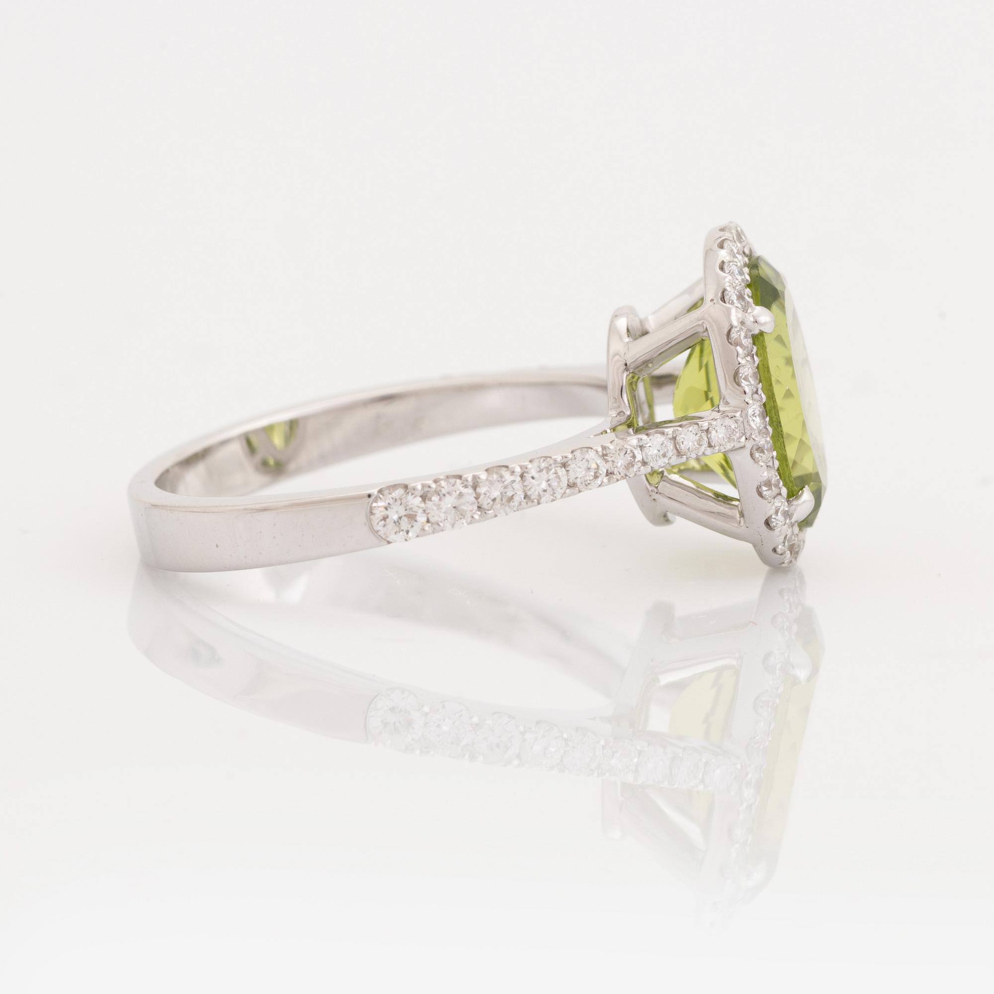 Ring med peridot och briljantslipade diamanter.