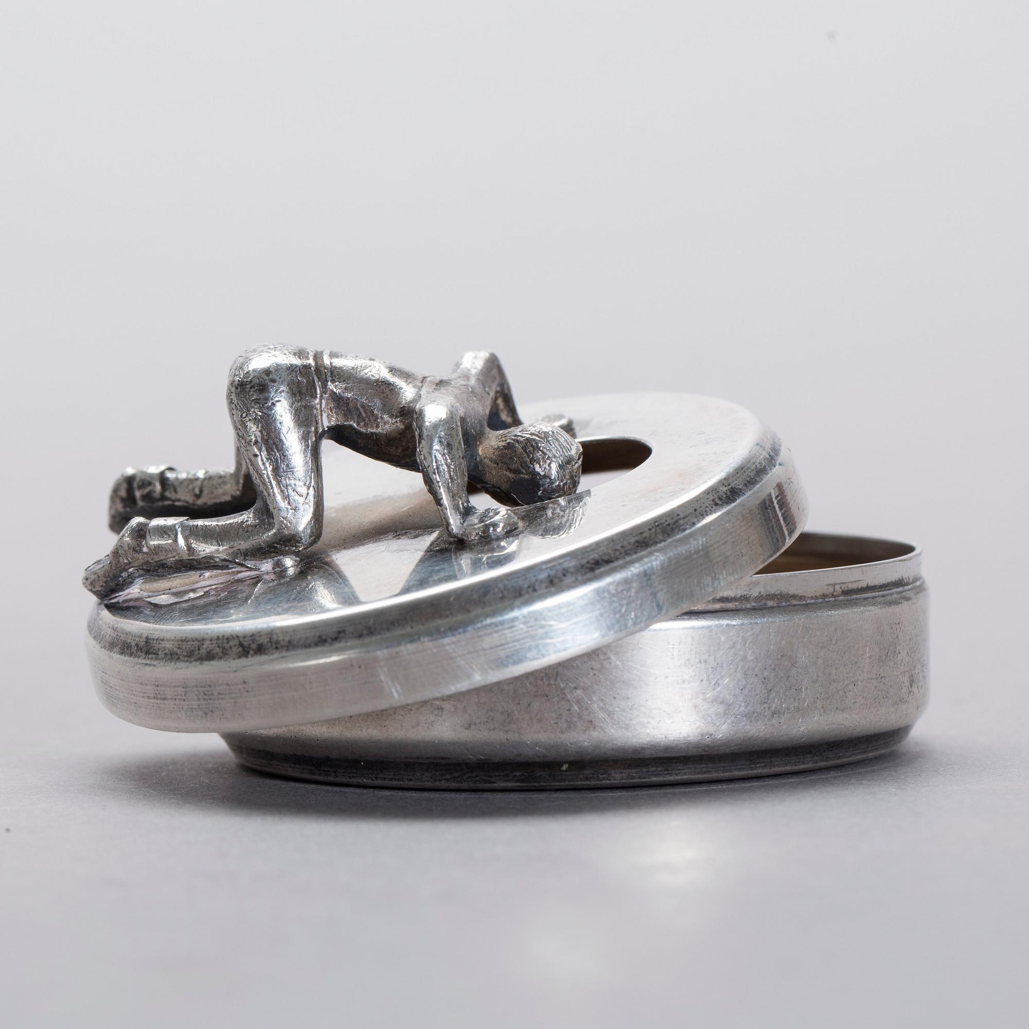 MANSCHETTKNAPPSASK, vitmetall, Widerholm & Dahlberg, 1900-talets andra hälft.