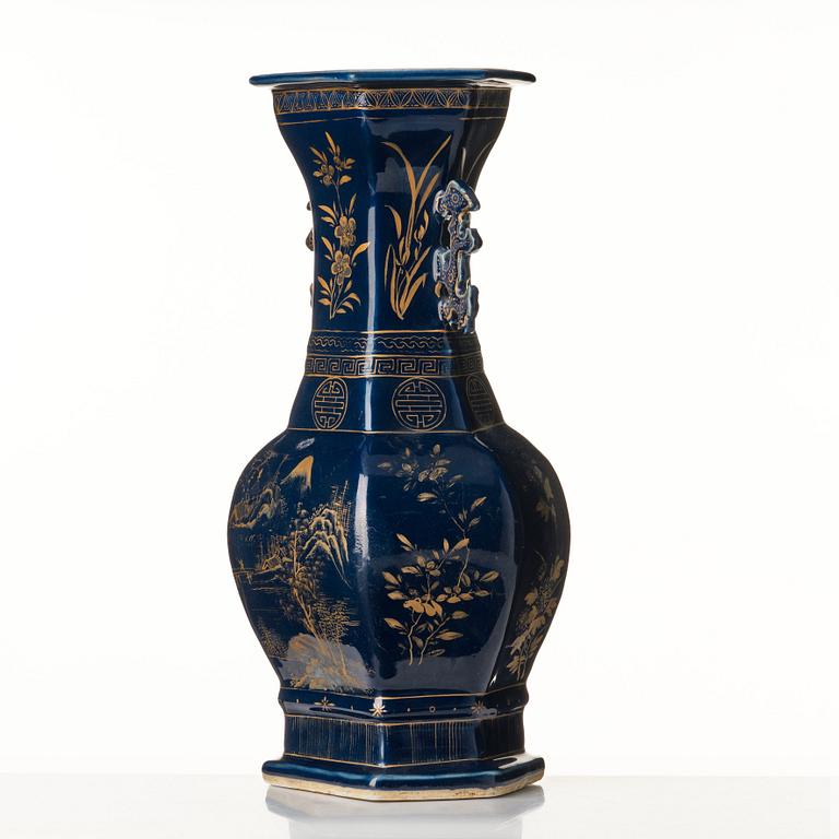 A blue vase, Qing dynasty, 19th Century.