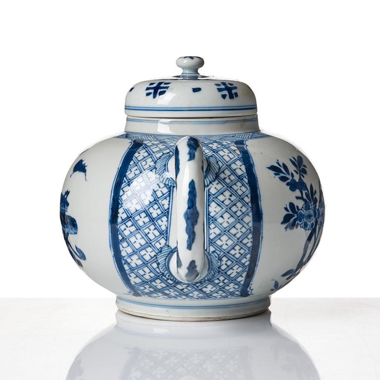 A blue and white water/punch pot, Qing dynasty, Kangxi (1662-1722).