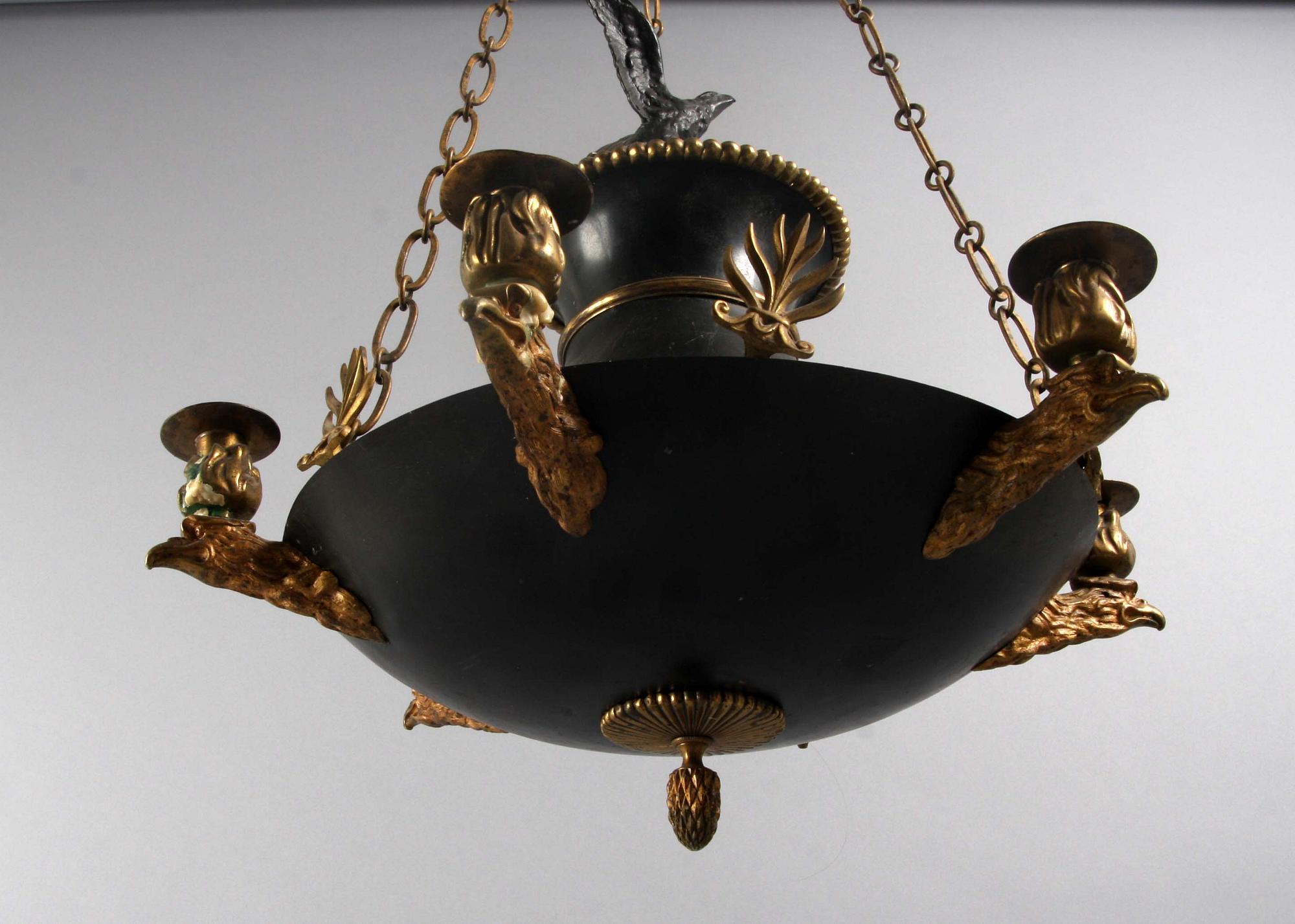 TAKKRONA, metall, empirestil, 1800-talets andra hälft. Diam 40, h 41, tot h 63.