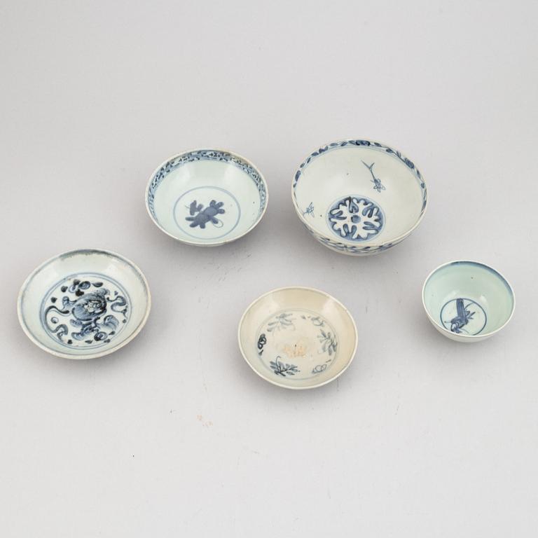 A group of five blue and white bowls, Ming dynasty (1368-1644).