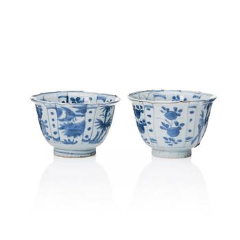 960. Two blue and white bowls, Ming dynasty, Wanli (1572-1620).