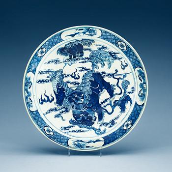 1617. A blue and white dish, Qing dynasty.