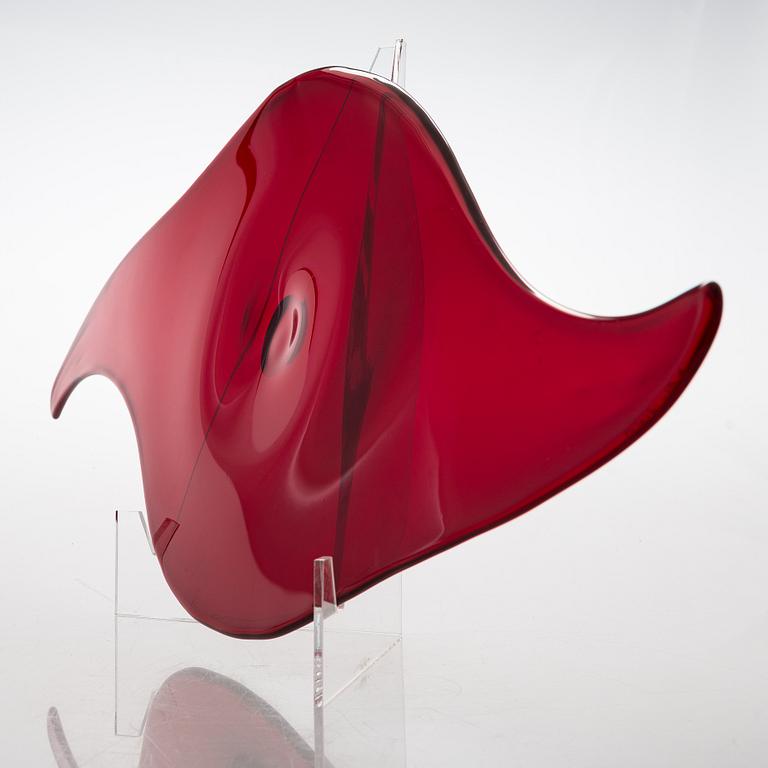 Brita Flander, glasskulptur, "Red", unik, ur "Serafimer"-serien, signerad B. Flander / US. Notsjö Nuutajärvi 1995.