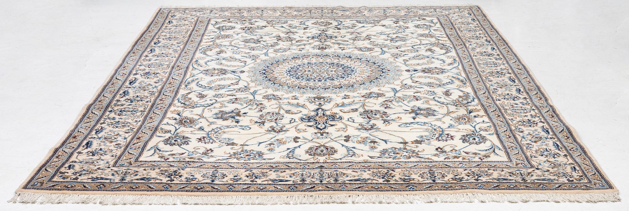 An Oriental carpet, approx. 354 x 243 cm.