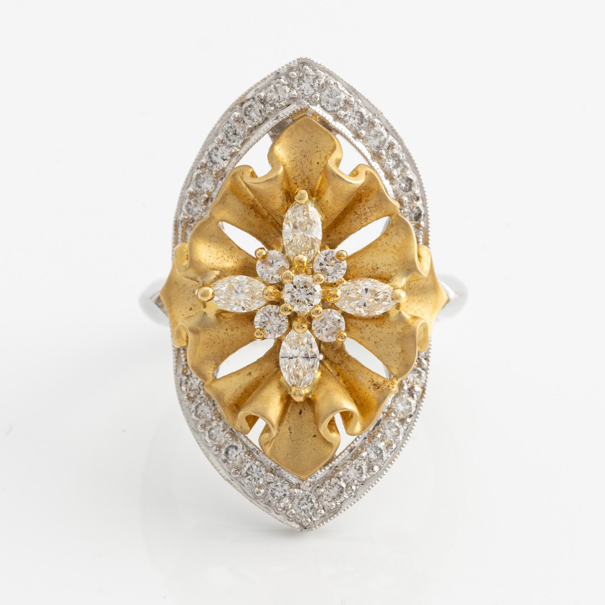 Ring in 18K gold with round and navette-shaped brilliant-cut diamonds.