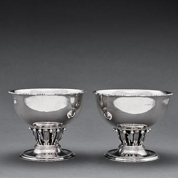 Georg Jensen, skålar 2 st, Köpenhamn  1915-1927 (otydligt), 830/1000 och 925/1000 silver, designnr 19 & 19A.
