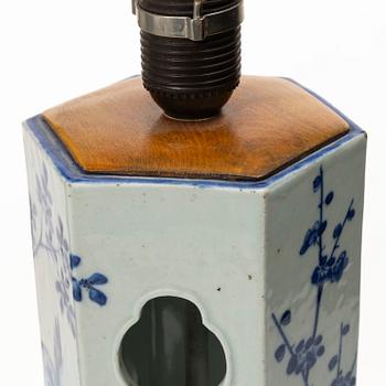 Bordslampor/lyktor, ett par, porslin. Sen Qingdynasti.