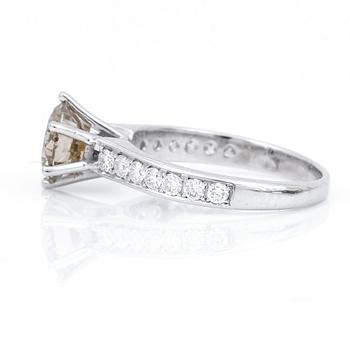 RING, 18K vitguld med briljantslipad brun diamant 1,74 ct och briljantslipade diamanter tot ca 0,44 ct. Vikt 3,66 gram.