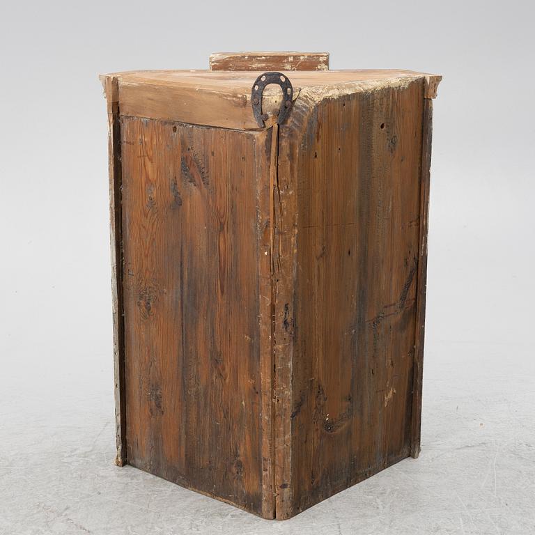 Corner cupboard/wall cabinet 18th century.