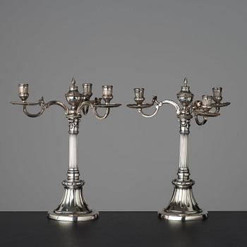 KANDELABRAR, för tre ljus, ett par, av Johan Gustaf Ahlgren, Stockholm 1777, gustavianska.