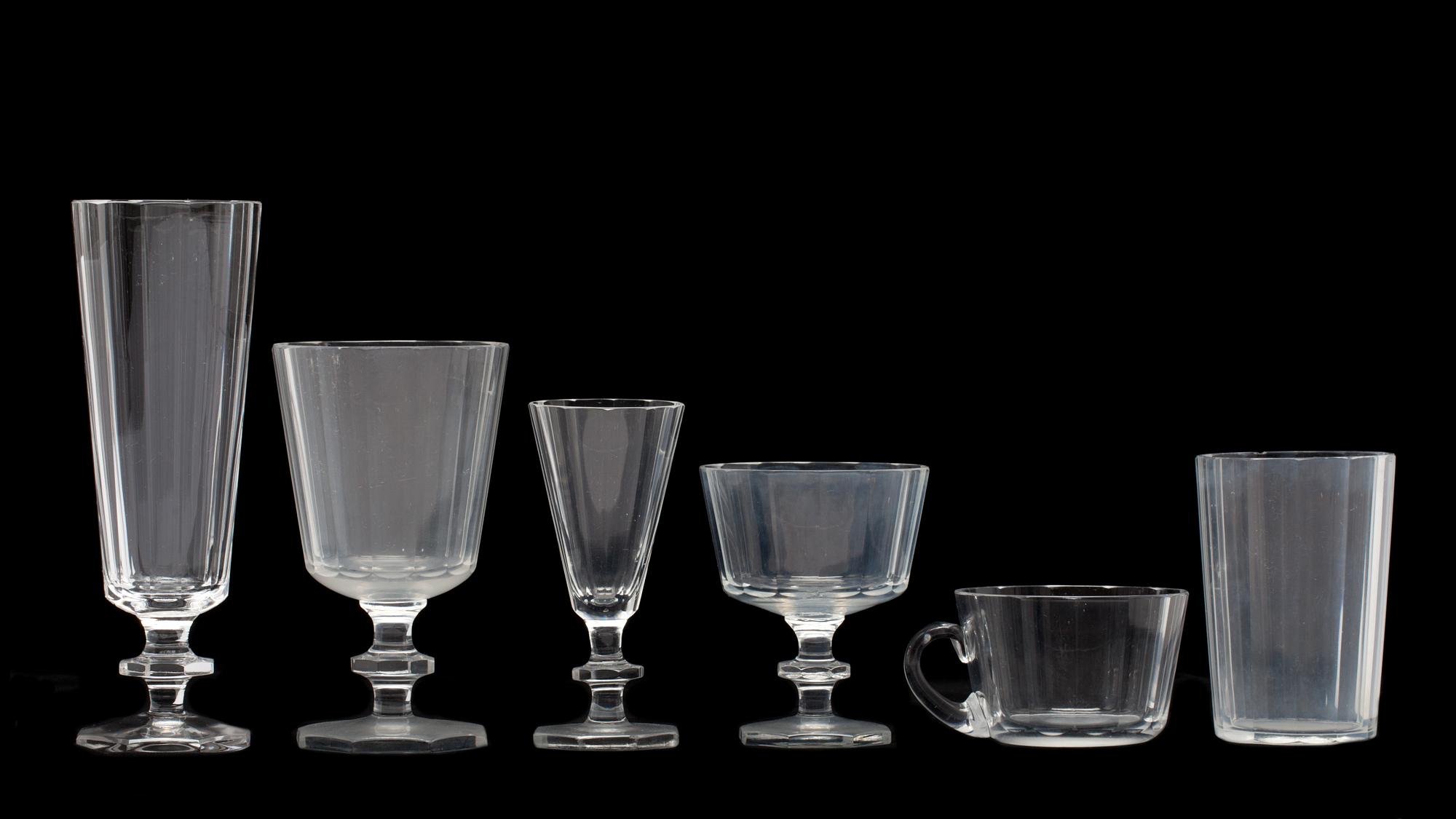 GLASSERVIS, ca 70 delar, "Karlberg", Elis Bergh, Kosta, 1900-tal.