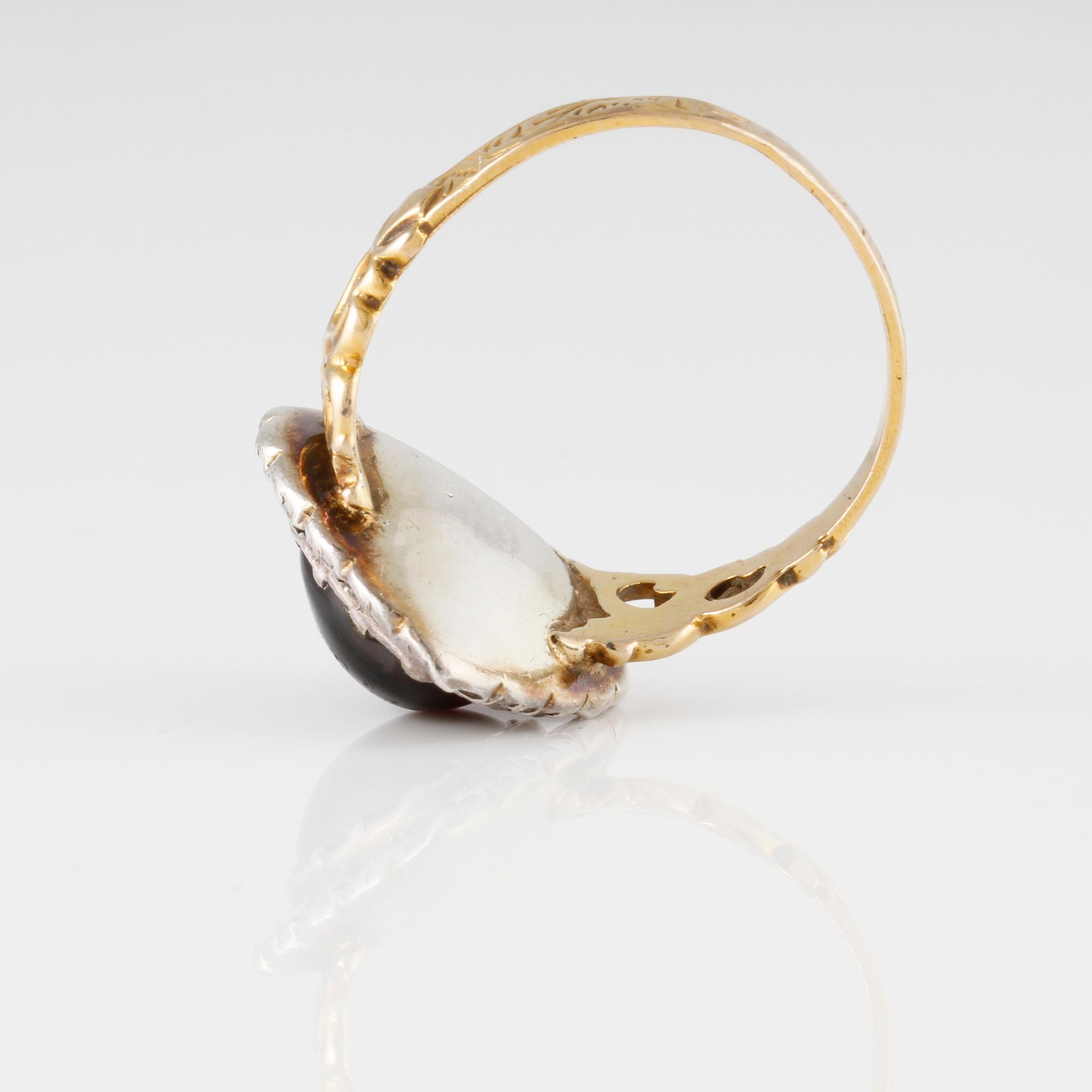 RING, 18K guld samt silver med slipad granat samt rosenslipade diamanter. Vikt 4,2 gram.