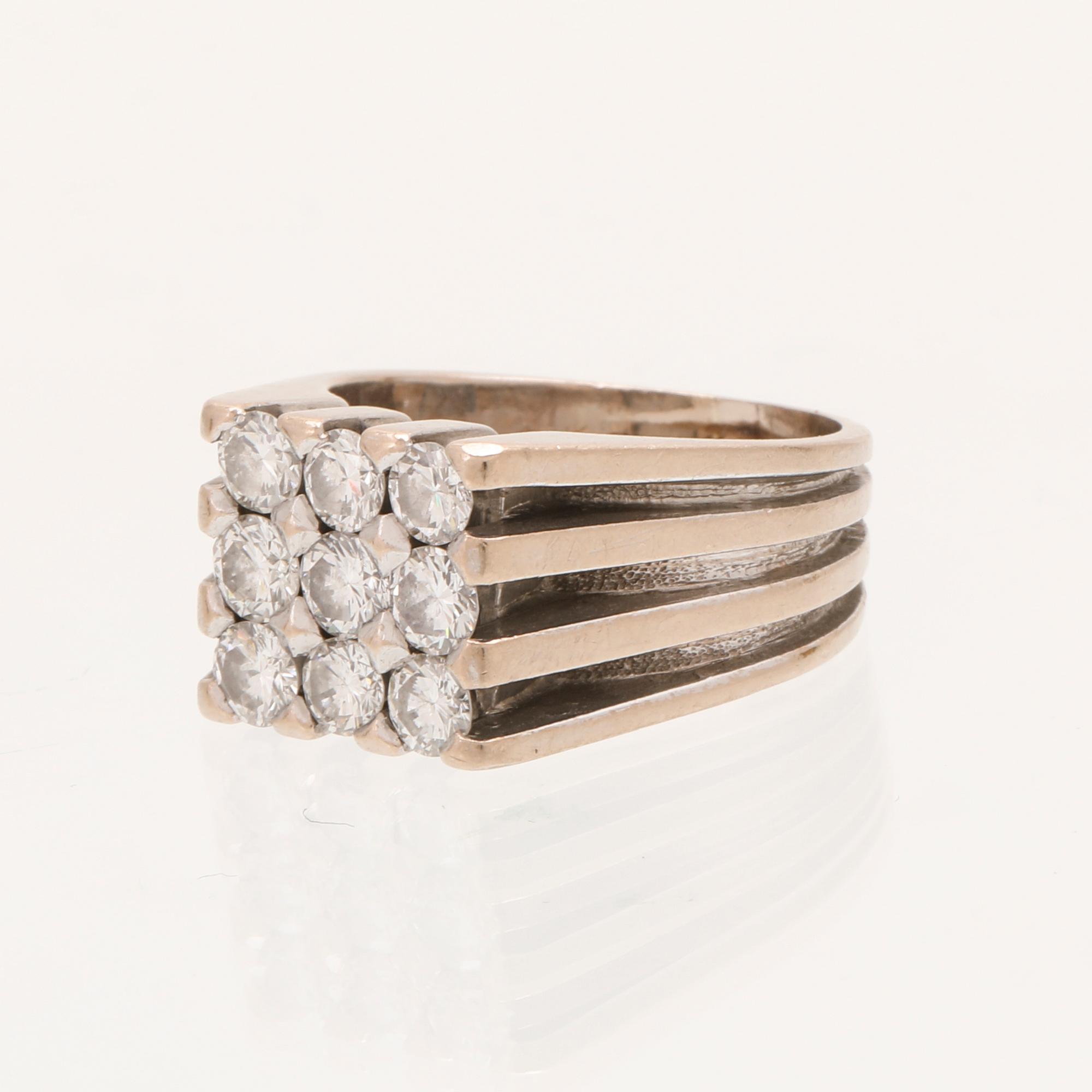 A 21K white gold ring with round briliant cut diamonds.