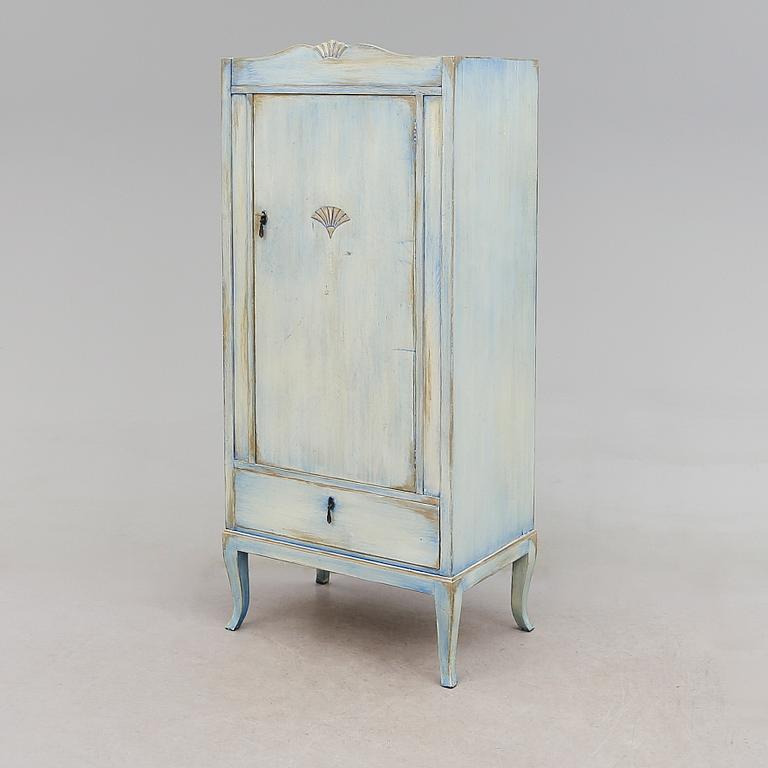 KLÄDSKÅP, 1900-talets första hälft.