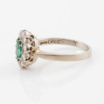 Ring, carved, 18K white gold with emerald and brilliant-cut diamonds.