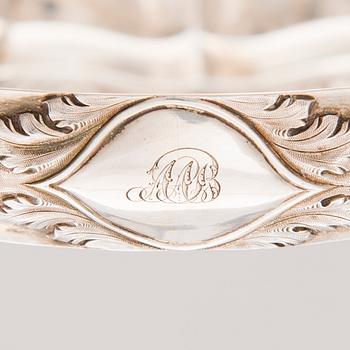 AN ENGLISH SWINGHANDLE BASKET, silver, London 1828.