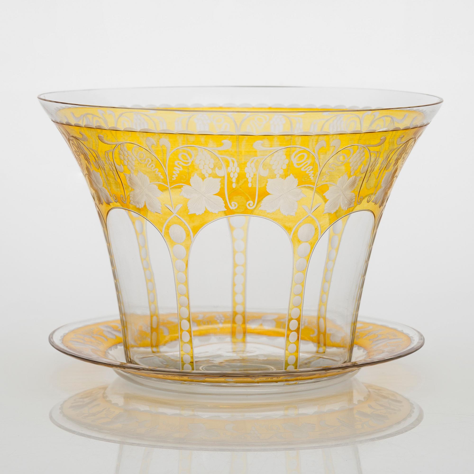 Eric O. W. Ehrström, an engraved glass bowl on a plate for Karhula Glassworks. Model designed in 1925.