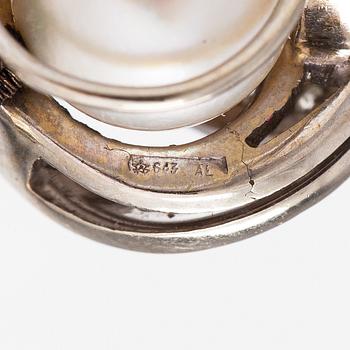 A pearl collier with cultured pearls and an 18K white gold clasp with diamonds ca. 0.42 ct in total.