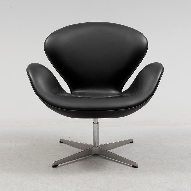 A "Swan" chair by Arne Jacobsen for Fritz Hansen, 2001.