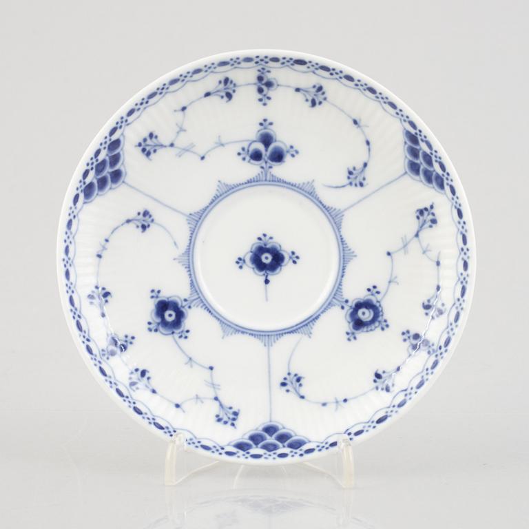 A group of three 'Blue Fluted Half Lace' / 'Musselmalet' tea cups with saucers, Royal Copenhagen, 1893-1900.