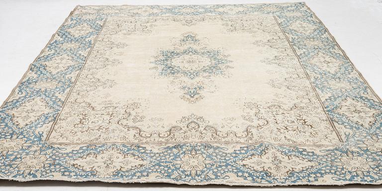 A carpet, vintage design, approx. 423 x 300 cm.