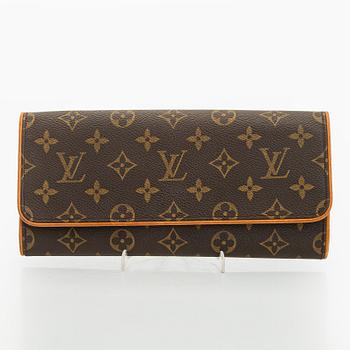 Louis Vuitton, a 'Pochette Twin GM' bag.