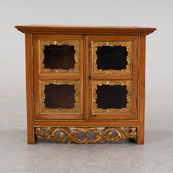 A Chinese display cabinet, 20th century.