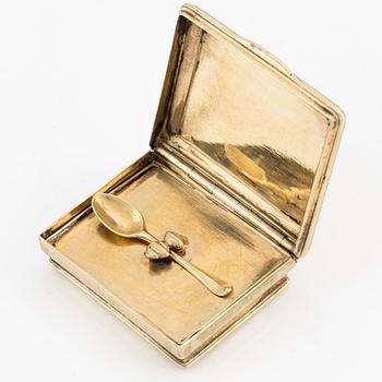 A Swedish Régance 18th century gilded silver snuffbox with spoon, mark of Conrad Gadd, Kristianstad 1725-1750 (1752).