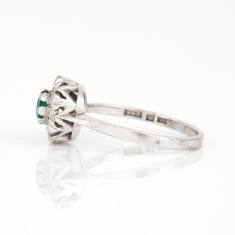 RING, 18K vitguld med smaragd ca 0.21 ct och briljantslipade diamanter totalt ca 0.28 ct. Uppsala 1969. Totalvikt 3,34 g.