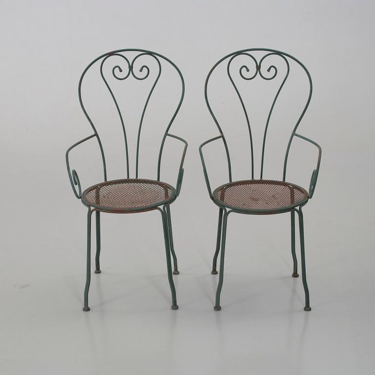 A SET OF GRADEN ARMCHAIRS AND A TABLE. 20TH CENTURY.