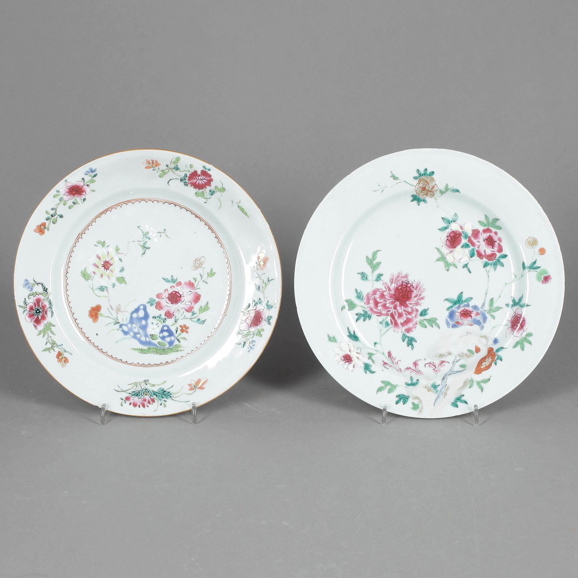 TALLRIKAR, två stycken, kompaniporslin. Qianlong 1736-95.