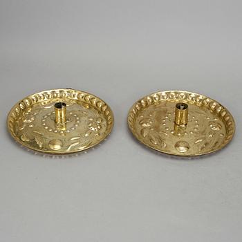 LJUSSTAKAR /LJUSPLÅTAR, 2 st snarlika, barockstil, omkring 1900.