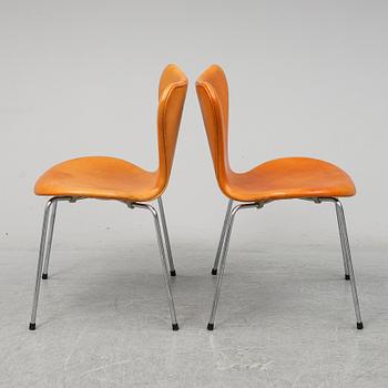 Six 'Serie 7' leather upholstered chairs by Arne Jacobsen for Fritz Hansen.