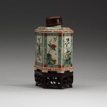 A famille verte teapot, Qing dynasty, 19th Century.