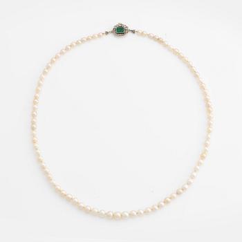 Pearl necklace with graduated pearls, clasp in gold with emerald and rose-cut diamonds.