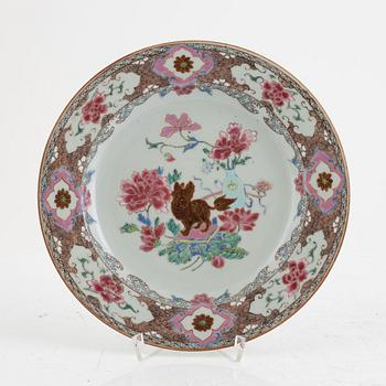 Three Famille Rose plates and two serving dishes, export porcelain, China, Yongcheng/Qianlong, 18th century.