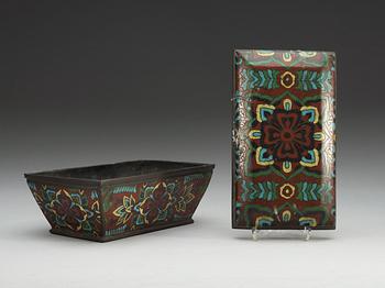 A champléve box with cover, decorated with stylized flowers, late Qing dynasty (1644-1912).