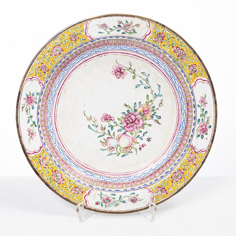 Parti, porslin samt fat i emalj på koppar, nio delar. Qingdynastin, 1700-tal.