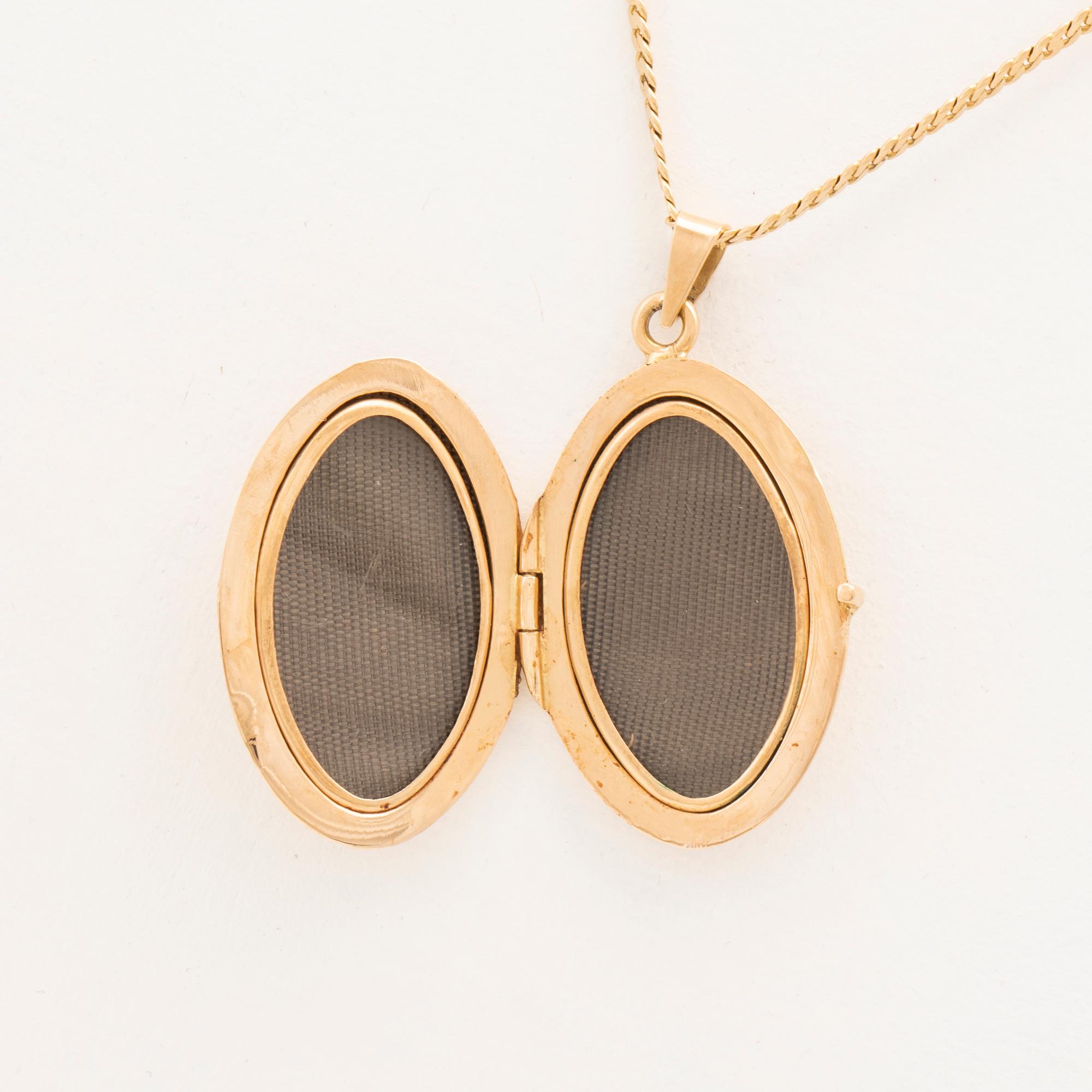 An 18K gold necklace.