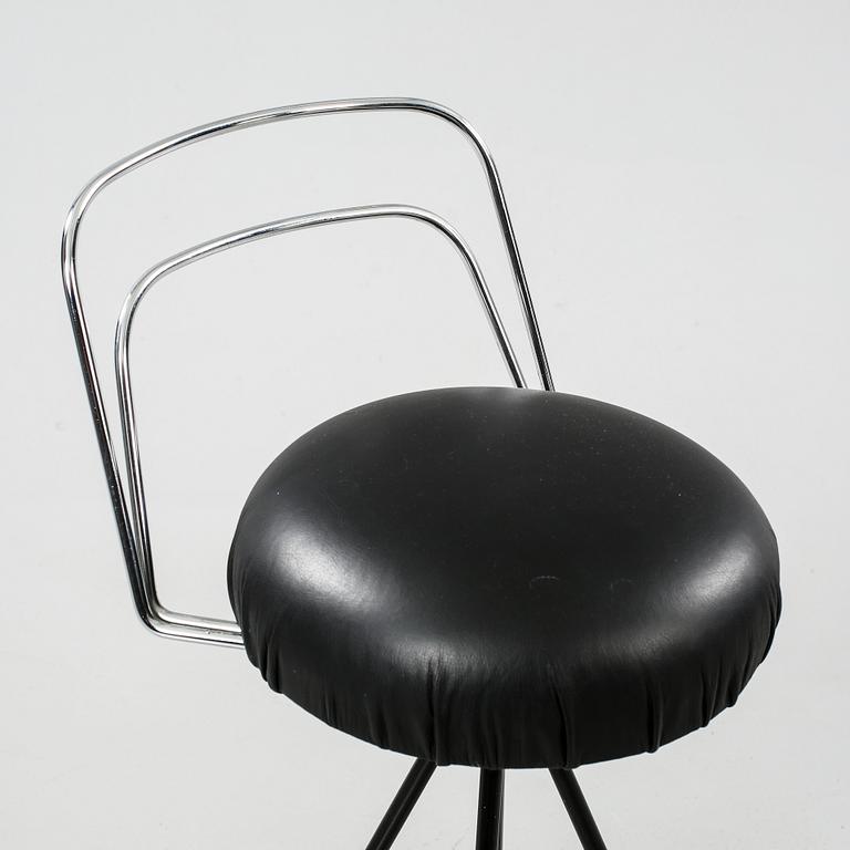 A 1950/60s bar counter with three bar stools.