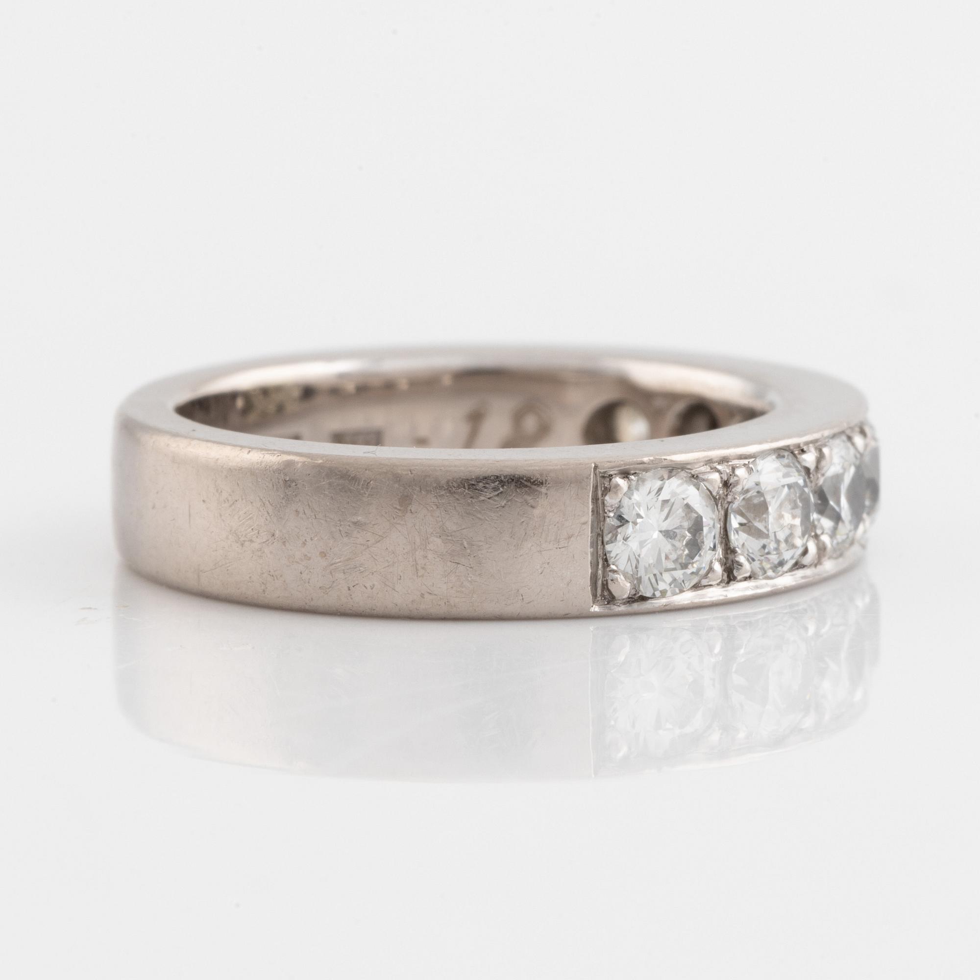 An 18K white gold ring set with round brilliant-cut diamonds.