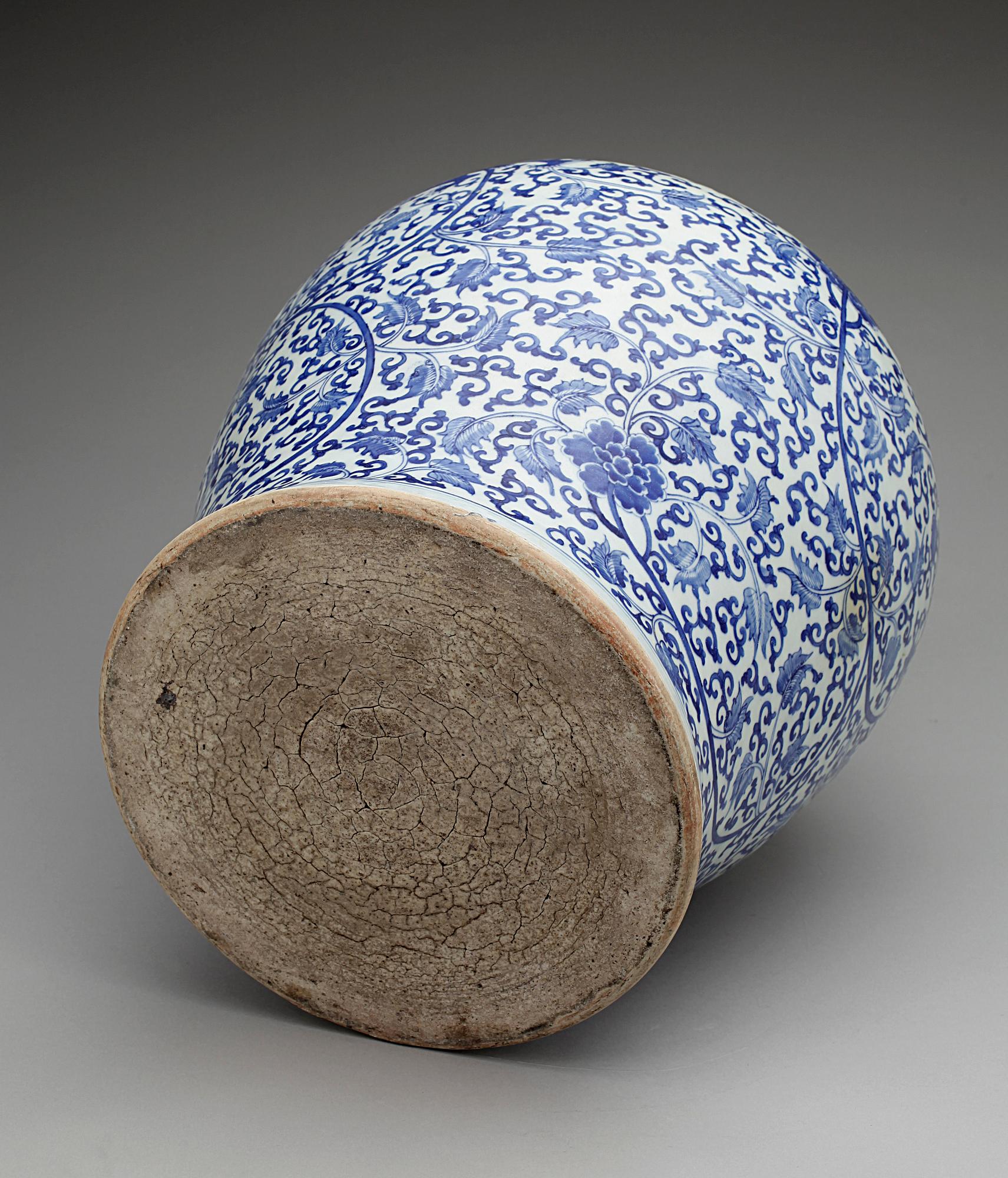 GOLVURNA / VAS, mingstil, modern tillverkning. Kina.