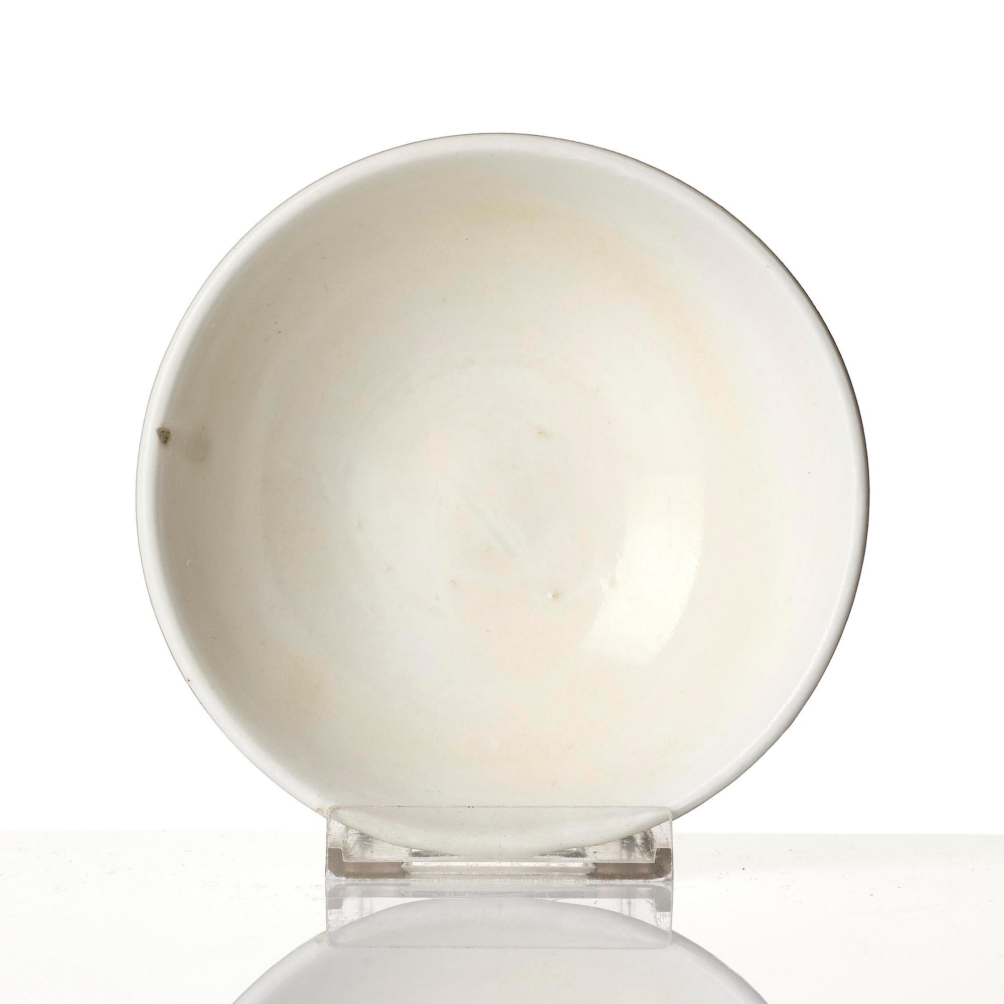 Skålar två stycken, vitglaserade samt kanna med lock, keramik, 1600-/1700-tal.