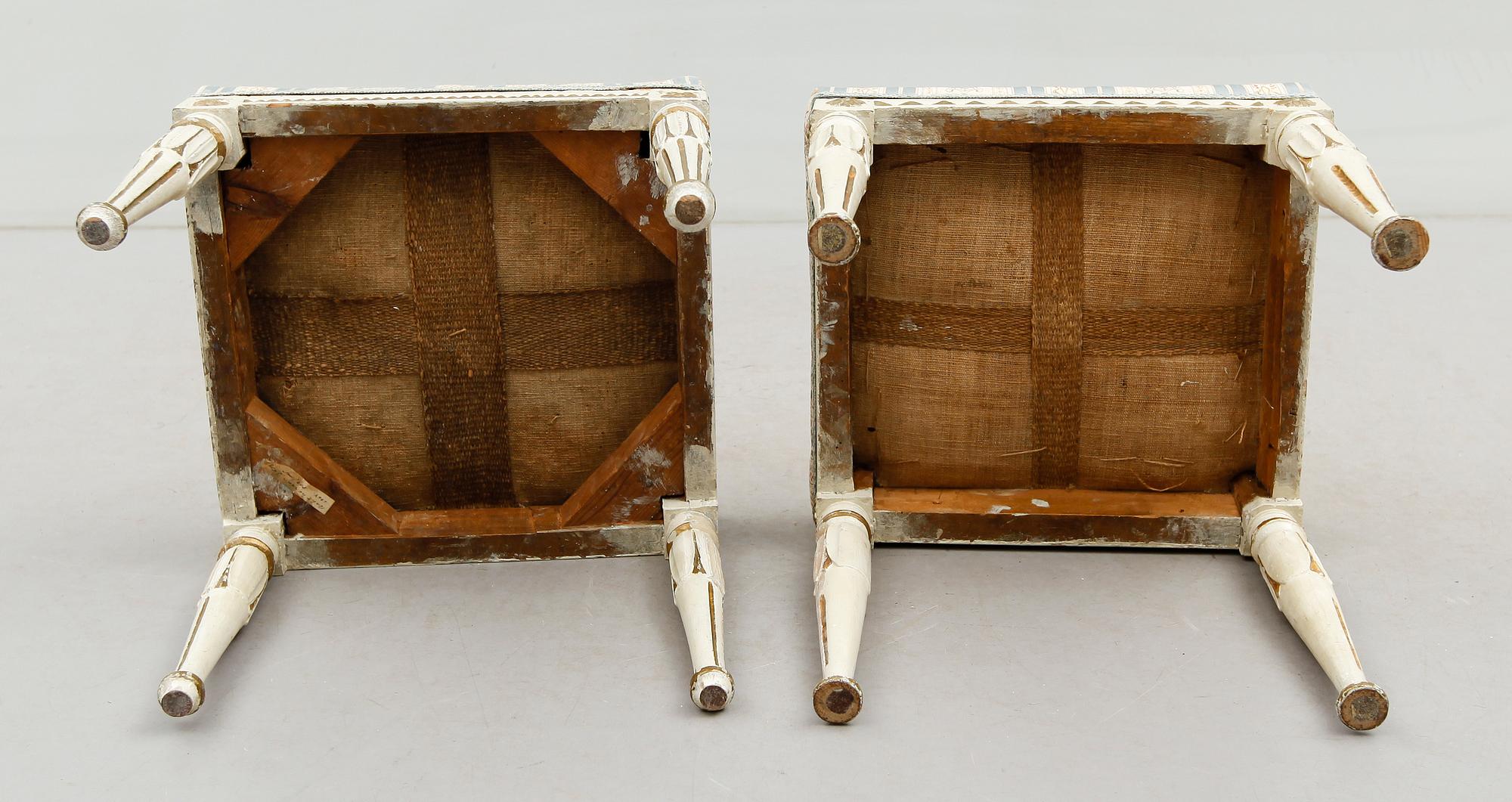 TABURETTER, 2 st snarlika, sengustavianska, omkring år 1800.