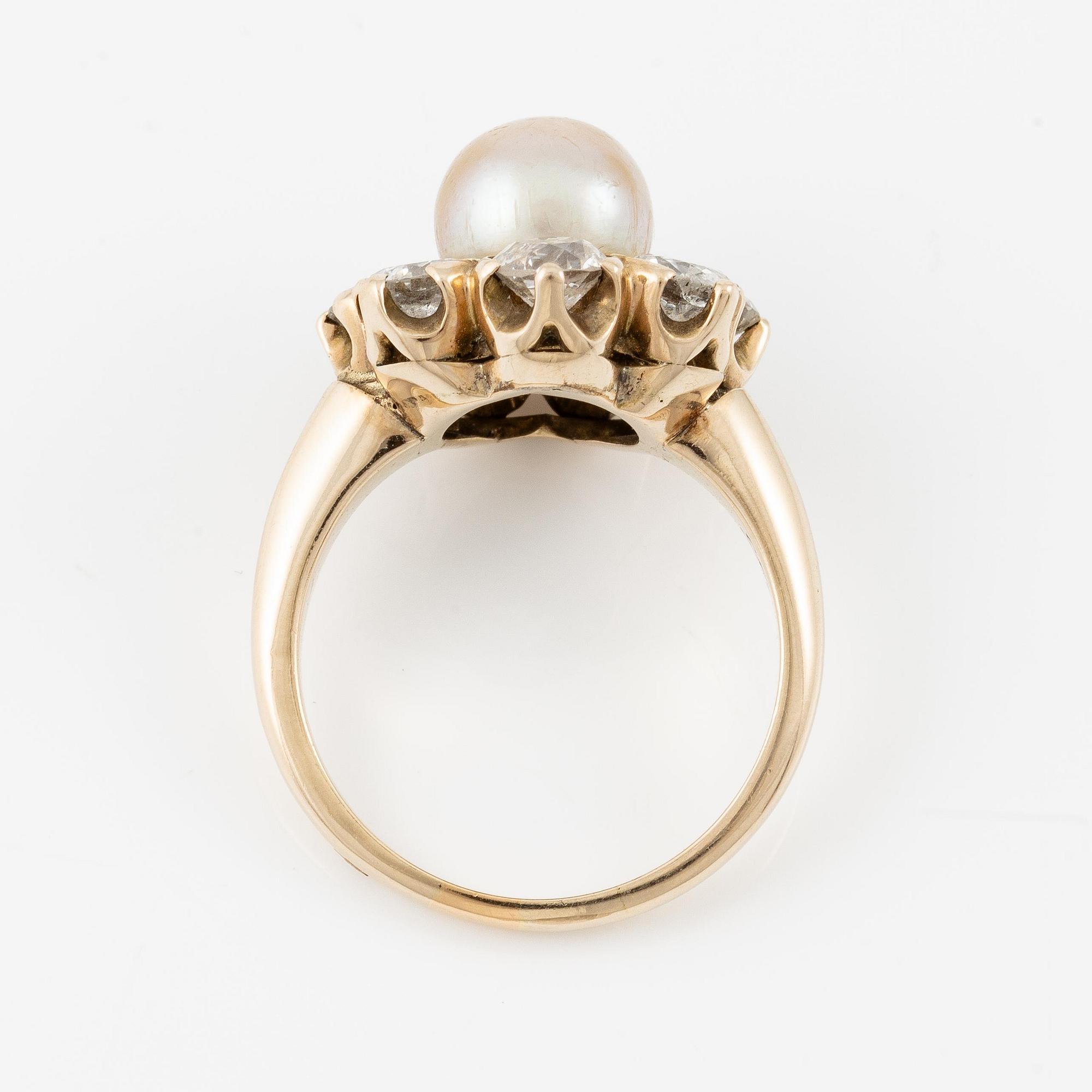 A ring in 14K gold with a pearl 
and old-cut diamonds.